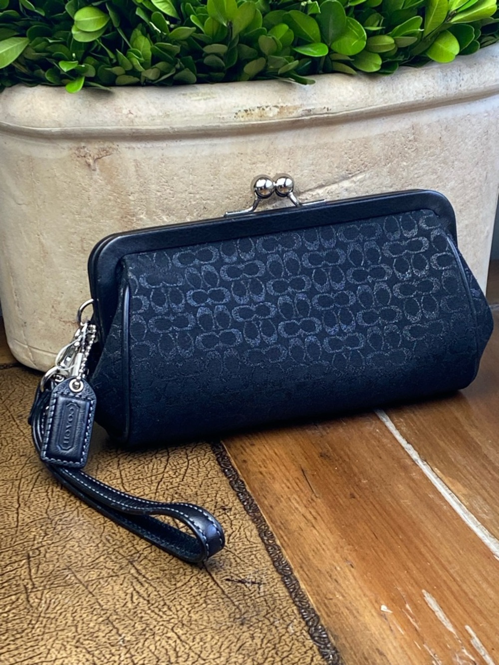 Coach Signature Framed Kisslock Black C Lurex - Picture 4 of 9